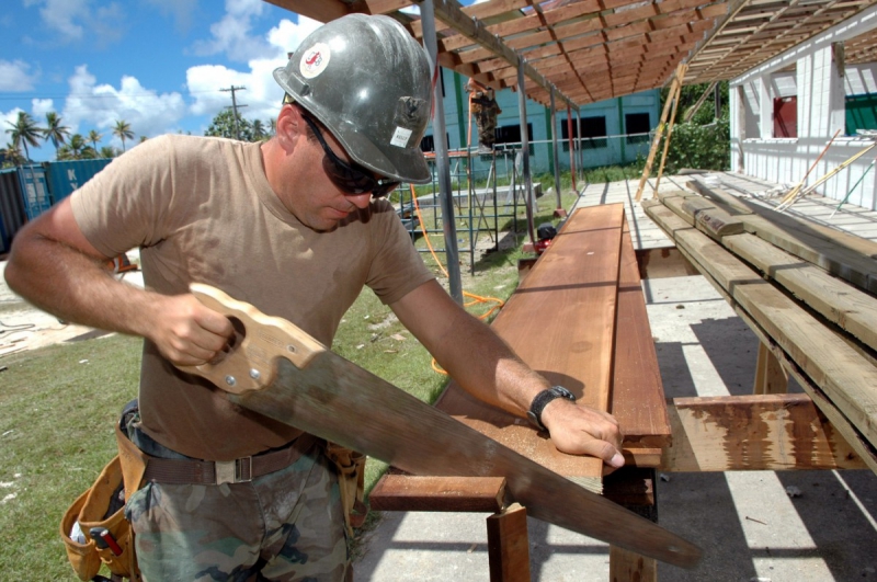 menuisier-GAREOULT-min_worker_construction_building_carpenter_male_job_build_helmet-893290